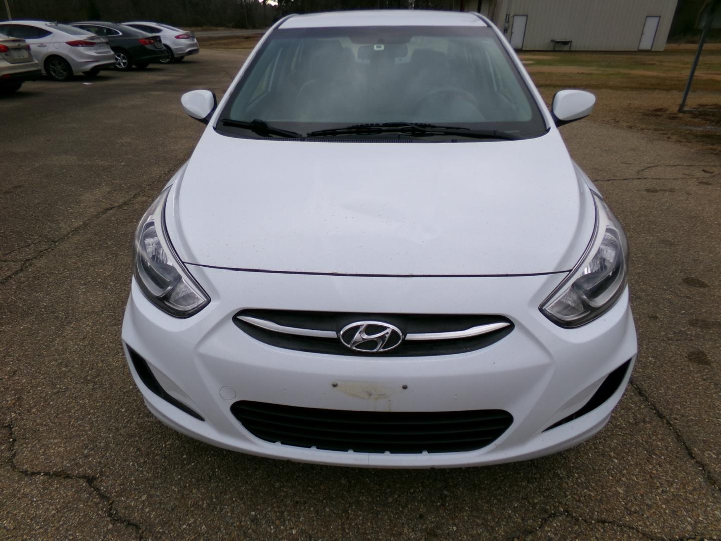 2017 White /Gray Hyundai Accent SE 4-Door 6M (KMHCT4AE8HU) with an 1.6L L4 DOHC 16V engine, 6-speed automatic transmission, located at 401 First NE, Bearden, AR, 71720, (870) 687-3414, 33.726528, -92.611519 - Photo#18